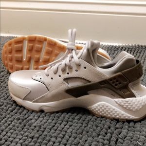 Brand new W Air Huarache run (suede)